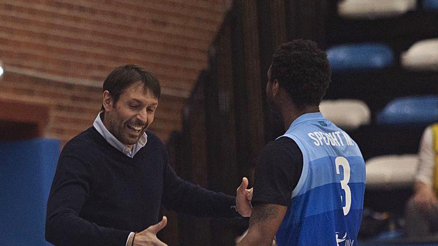 El entrenador del Oviedo Baloncesto pone calma ante el buen momento del equipo: “Tenemos que tener los pies en el suelo, todavía no hemos empatado con nadie”