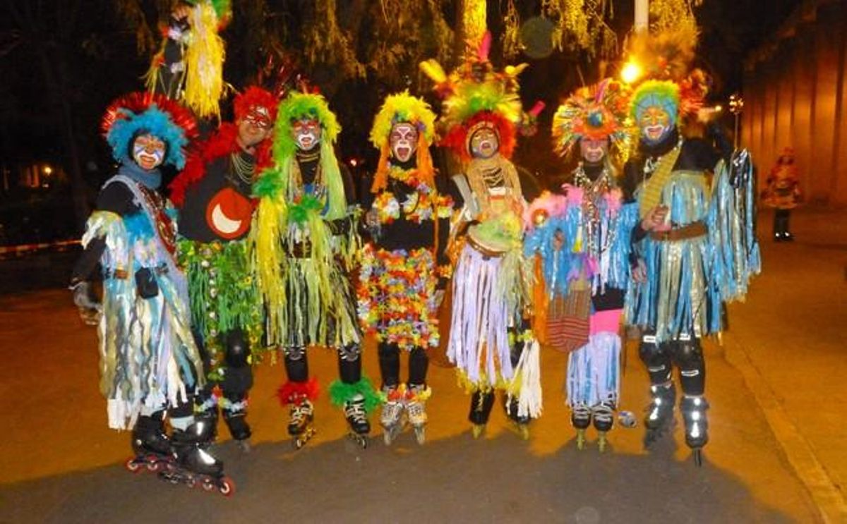 Un grup de patinadores i patinadors de Barcelona s’ha disfressat de tribu de l’illa de Papua. Han confeccionat les disfresses ells mateixos i han participat en la ruta amb patins de Carnaval de l’Associació de Patinadors de Barcelona. ¡I van guanyar el premi a la millor disfressa de grup! Foto: Grup Papua Roller. Barcelona.