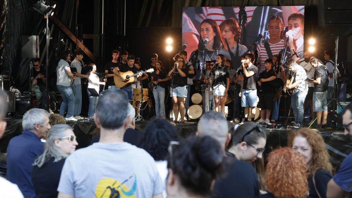 Público en un concierto de las fiestas de Granda.