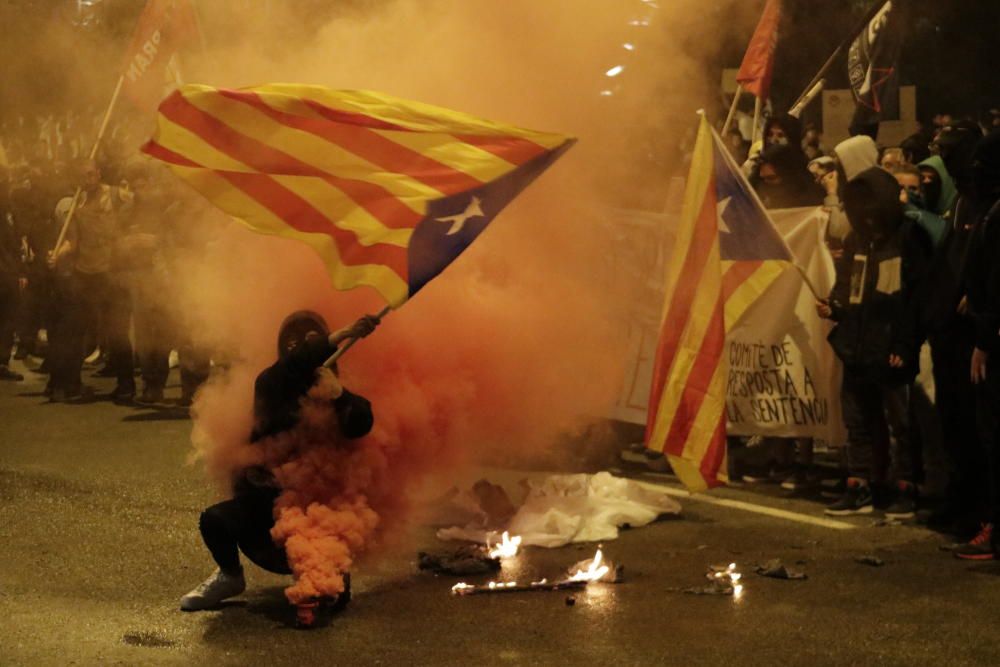 Manifestants violents cremen barricades al centre de Girona