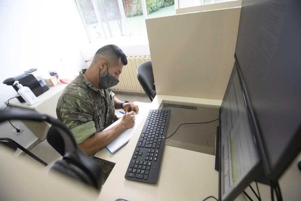 Así trabajan los rastreadores del Covid del ejército en el cuartel del Cabo Noval