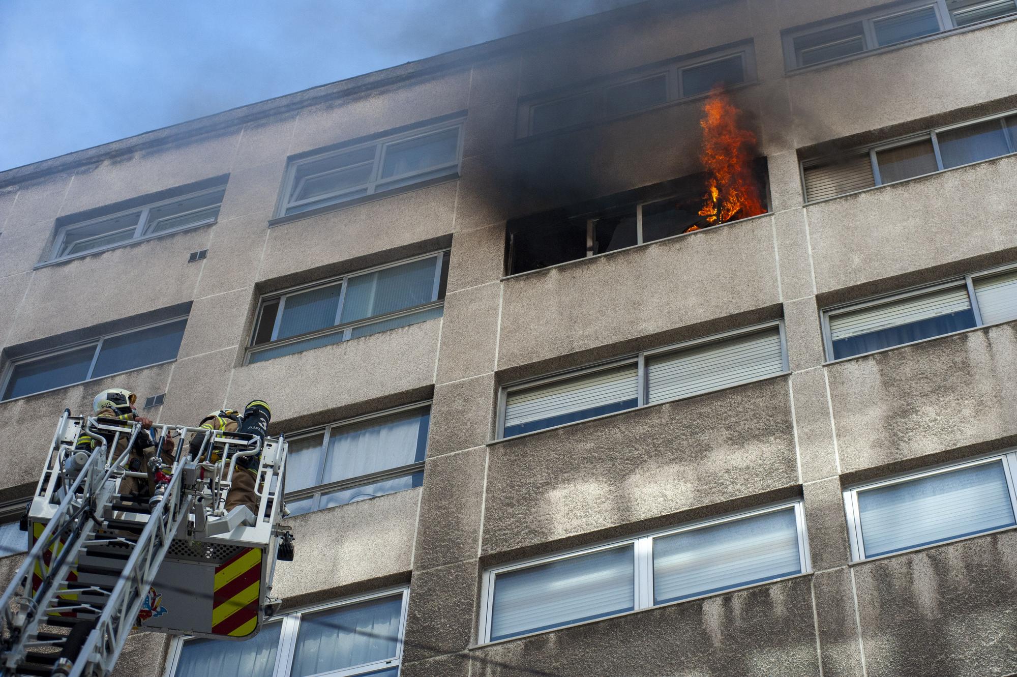 Los bomberos sofocan un incendio en una vivienda de Costa da Unión con Pla y Cancela