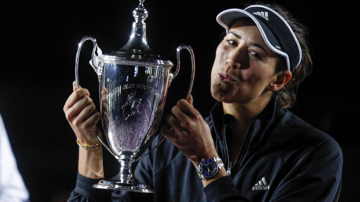La española Garbiñe Muguruza celebra con el trofeo de campeona del torneo de la Akron WTA Finals, en Guadalajara (México)