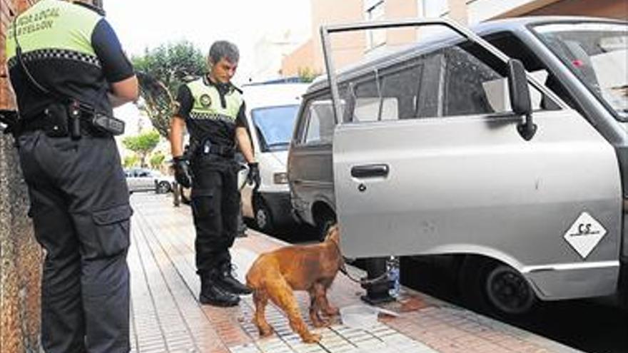 SALVAN A UN PERRO EN CASTELLÓN QUE ESTABA EN UN COCHE