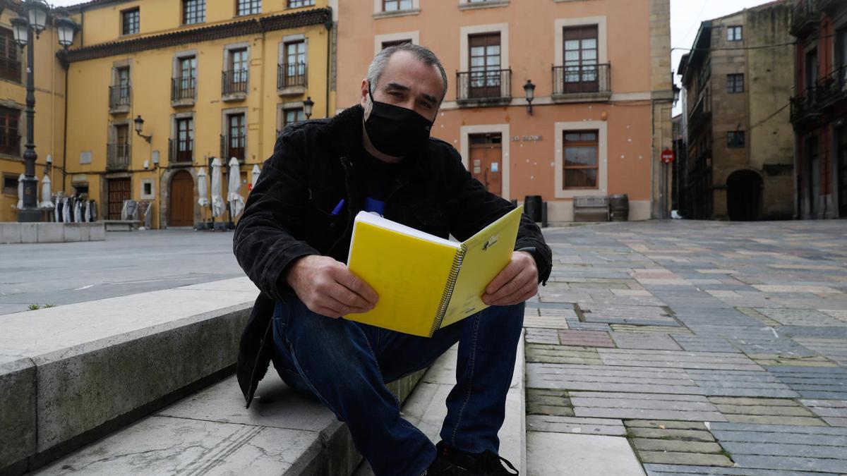 Pablo Vega, con su cuaderno de cuentas, en la plaza Carlos Lobo.  |  MARA VILLAMUZA