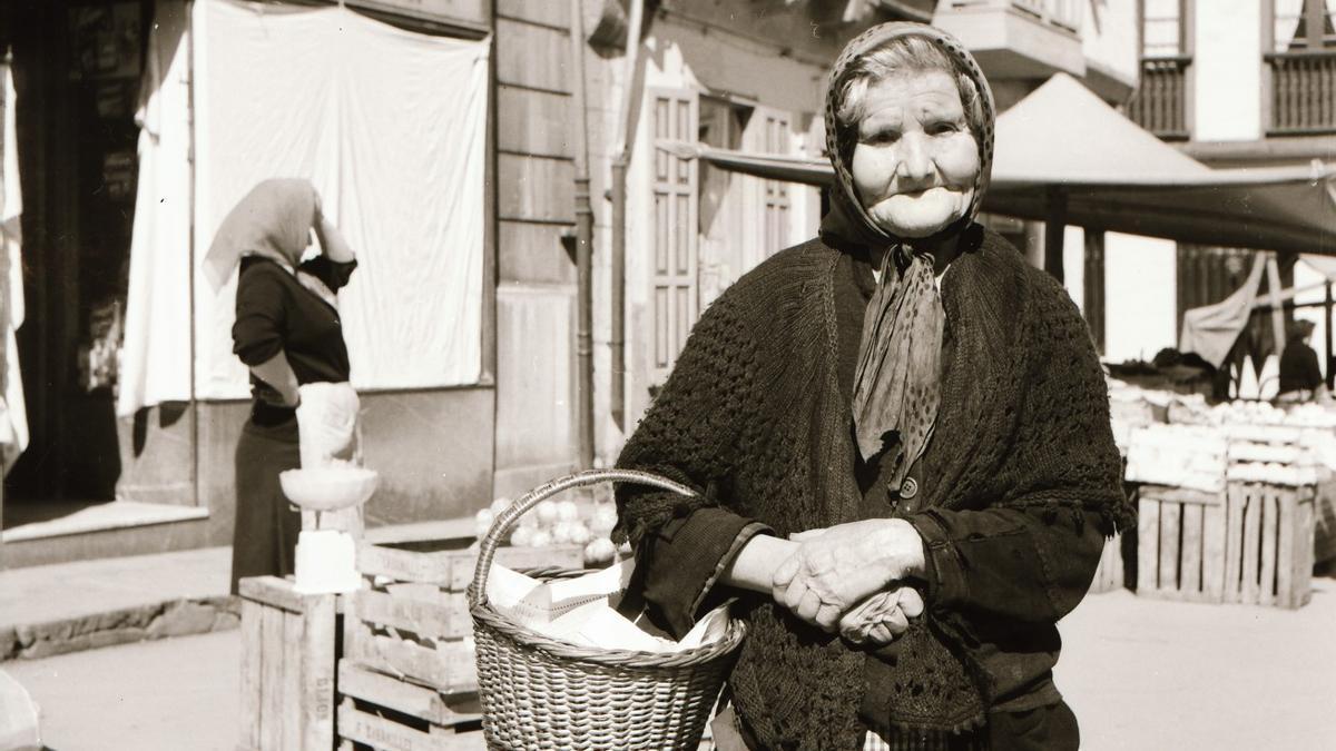 Imagen datada en marzo de 1967, de un mujer en el mercado de Grado. La imagen se ha utilizado en elcartel promocional del aniversario de &quot;Villa ya mercáu&quot;