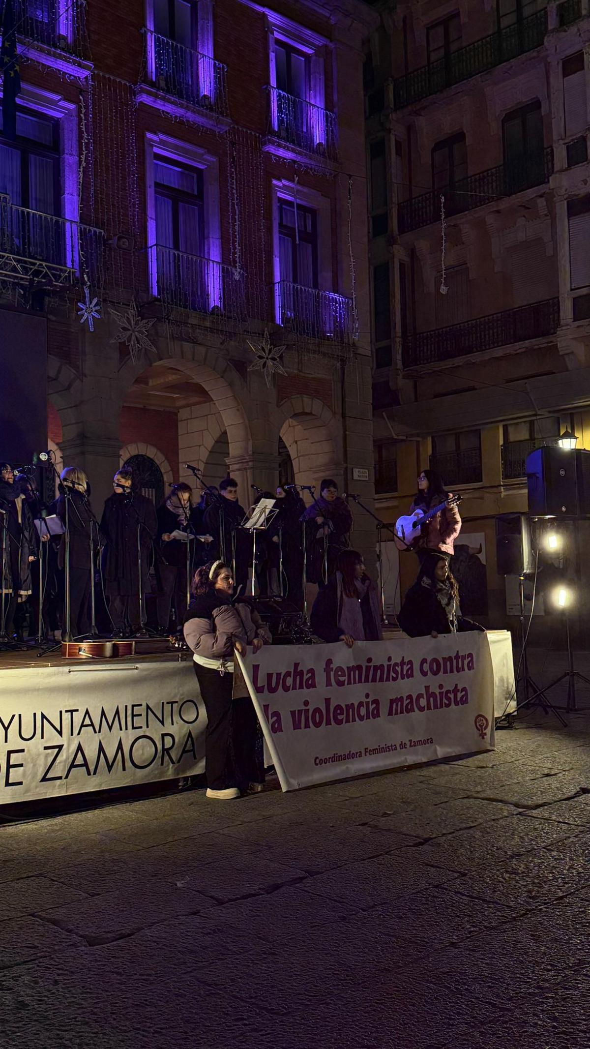 La lucha feminista tiñe de morado la Plaza Mayor de Zamora con motivo del 25N