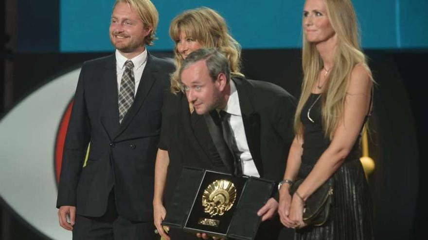 El director Rúnar Rúnarsson, con la Concha de Oro.