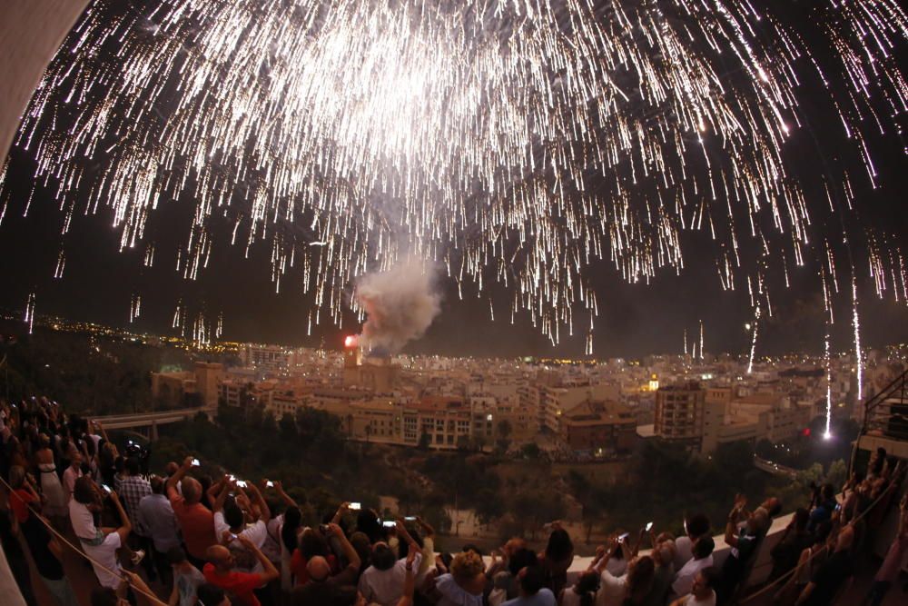 Una espléndida Palmera de la Virgen, que se abrió mucho, y las «cohetàs» salvan una Nit de l''Albà algo floja pese al aumento de material pirotécnico que el Ayuntamiento anunció que habían contratado.