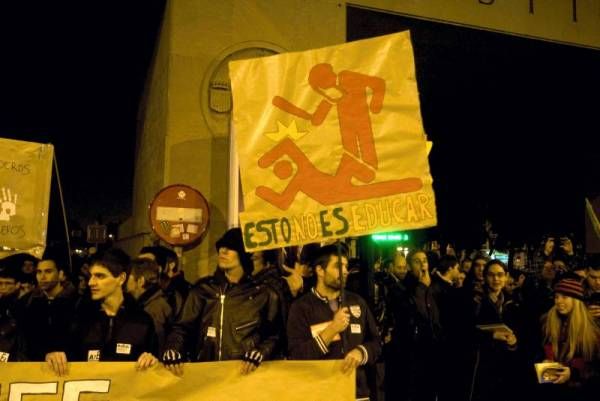 Imágenes de la manifestación de Zaragoza en protesta por la agresión policial de Valencia