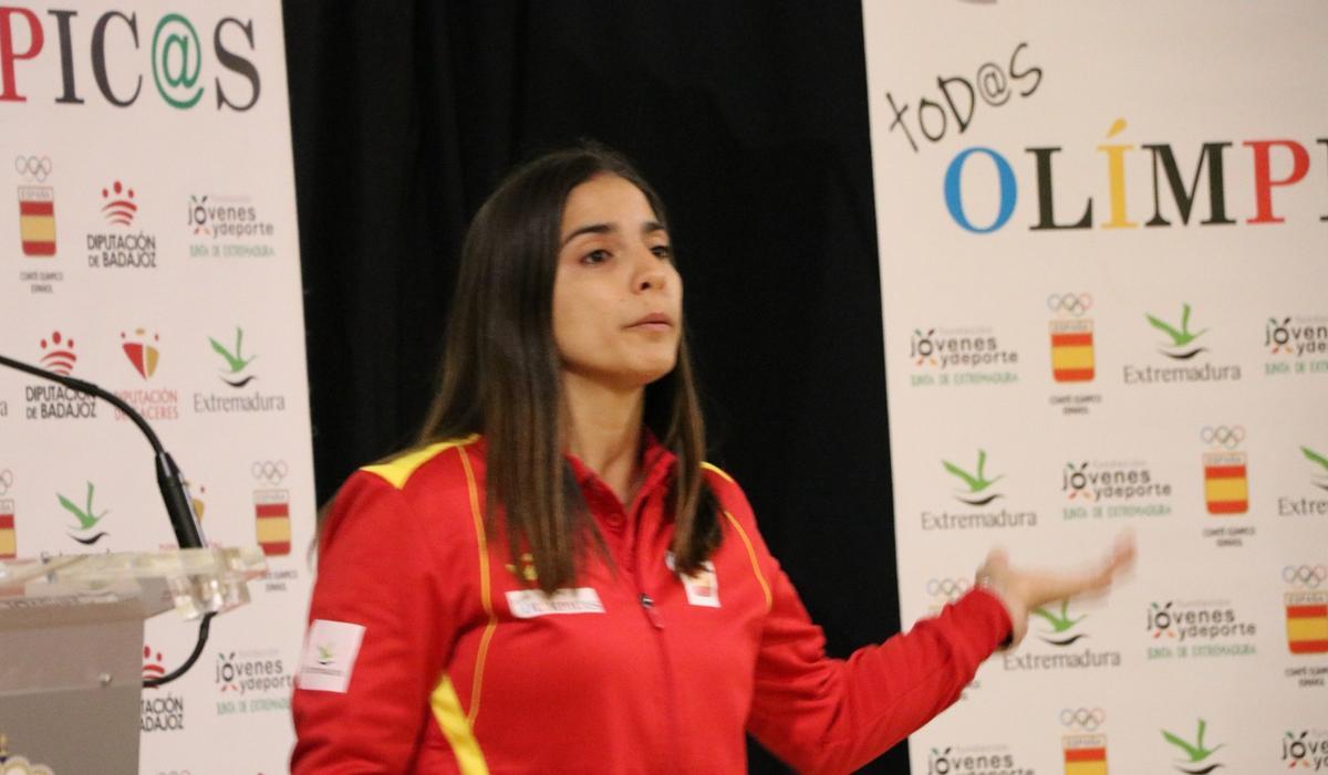 Laura Campos impartiendo una de las sesiones del programa 'Tod@s Olimpic@s' en el CEIP Luis Chamizo de Pinofranqueado.