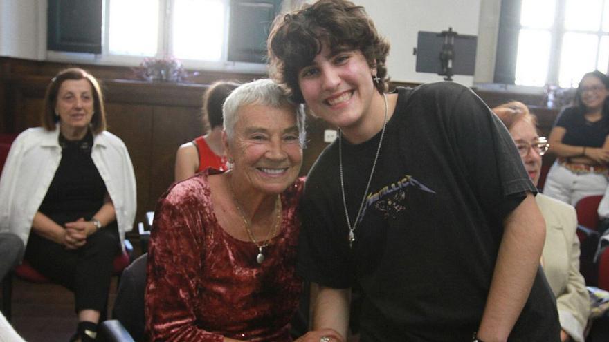 Mila, con Noa, su joven biógrafa, ayer, en el acto celebrado en el Instituto de la Familia. |  Iñaki Osorio