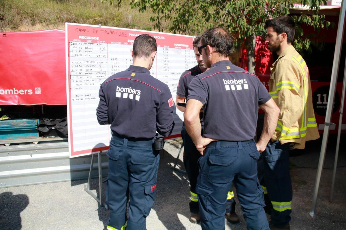 Els bombers treballant en la recerca d'un boletaire desaparegut a Gombrèn