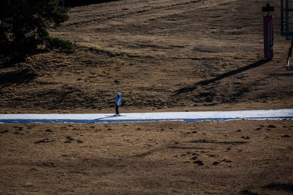 El aumento de las temperaturas significa que la gran mayoría de las estaciones de esquí del mundo ya dependen de la nieve artificial para aumentar la capa de nieve y prolongar la temporada, pero una racha récord de clima templado a fines de diciembre significa que incluso la nieve artificial ya no es posible en algunas áreas como en La Molina