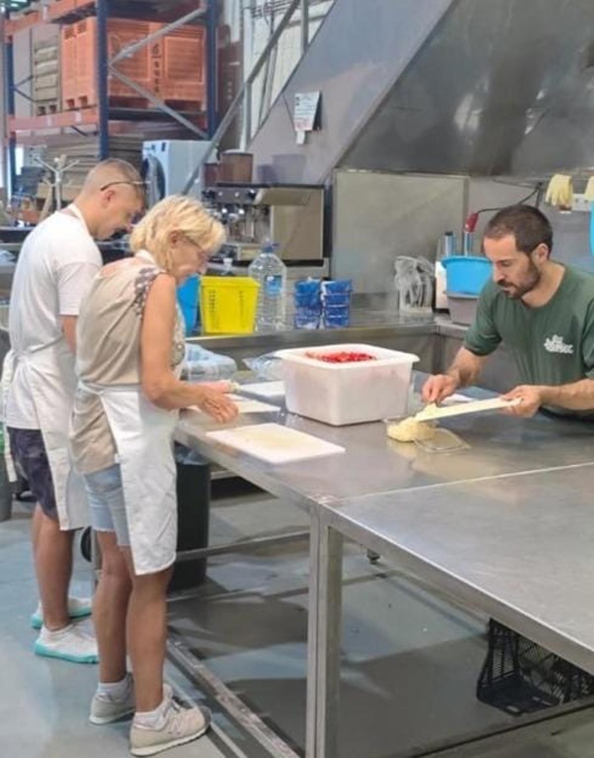 Preparación de la paella en la peña de Albelda.