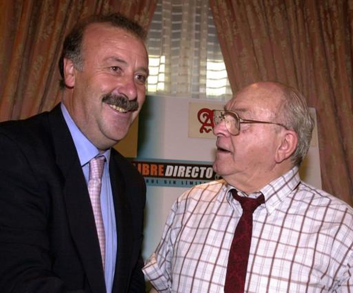 Alfredo Di Stéfano conversa, el dia que ell feia 74 anys, amb l’exentrenador del Reial Madrid Vicente del Bosque.