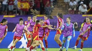 Spains Aitana Bonmati celebrates with teammates after scoring her sides first goal during the Womens Euro 2025 semifinals soccer match between Germany and Spain at Stadion Letzigrund in Zurich, Switzerland, Wednesday, July 23, 2025. (AP Photo/Martin Meissner)
