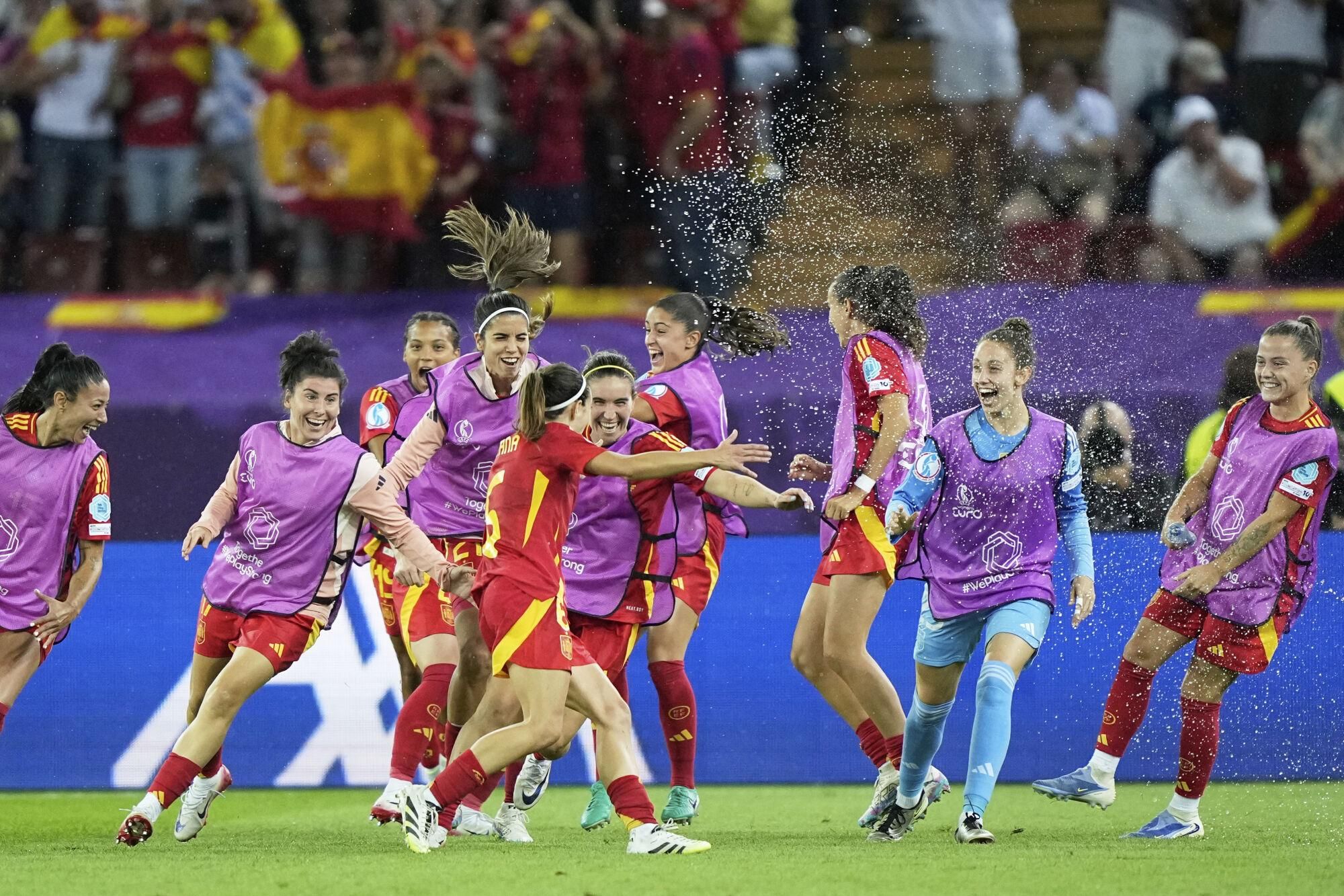Spain's Aitana Bonmati celebrates with teammates after scoring her sides first goal during the Women's Euro 2025 semifinals soccer match between Germany and Spain at Stadion Letzigrund in Zurich, Switzerland, Wednesday, July 23, 2025. (AP Photo/Martin Meissner)