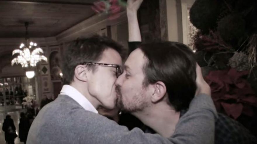 El beso en los labios de Pablo Iglesias e Íñigo Errejón