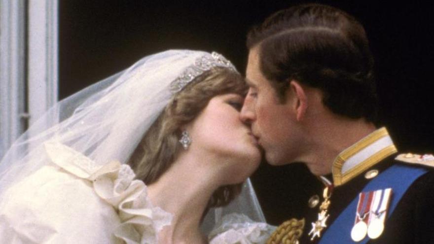 El petó nupcial entre Lady Di i el príncep Carles.