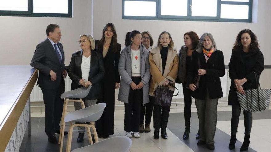 La visita de Canteli y otros miembros del gobierno al resultado de las obras de la cafetería el pasado marzo. | LNE