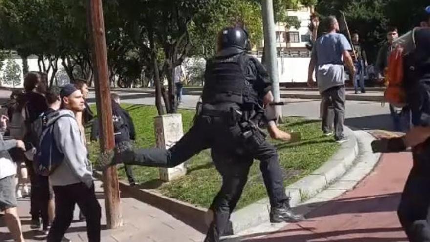 Imatge d&#039;un vídeo on un agent deté un manifestant l&#039;octubre del 2019