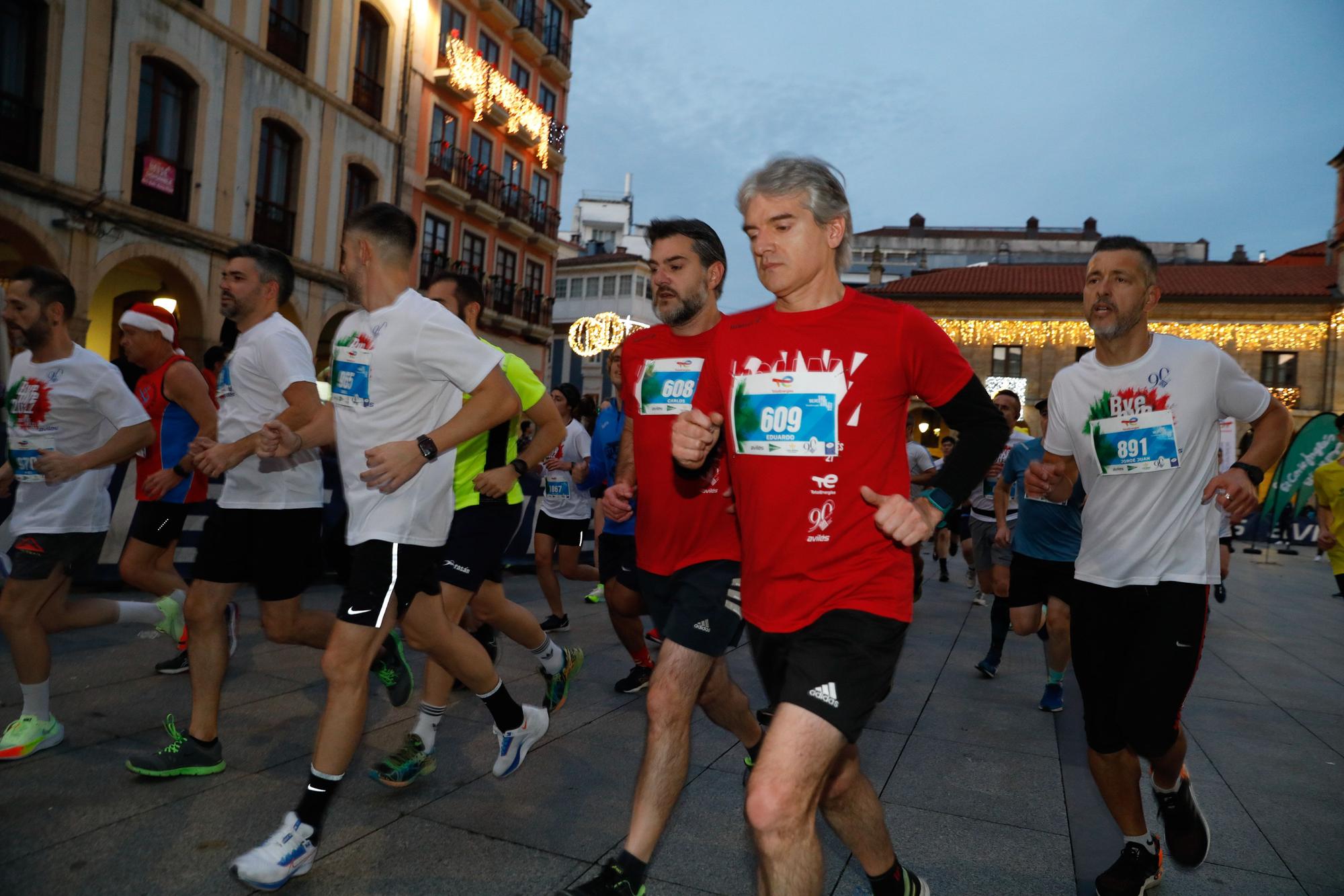 En imágenes: miles de avilesinos despiden el año corriendo la San Silvestre