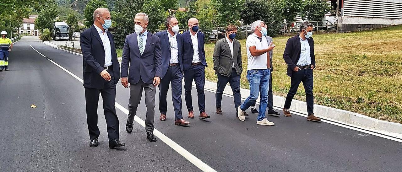 El Consejero, a la derecha, junto al alcalde coyán, en la carretera que une Rioseco con Soto de Agues. | E. P.