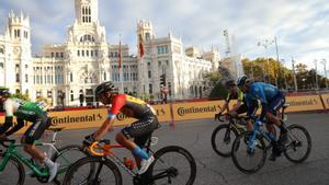 Imagen de archivo de la Vuelta a España a su paso por la Plaza de Ciebeles de Madrid. 