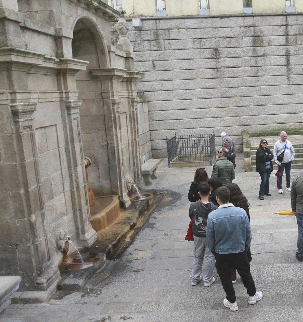 Turistas en la fuente termal de As Burgas. | IÑAKI OSORIO
