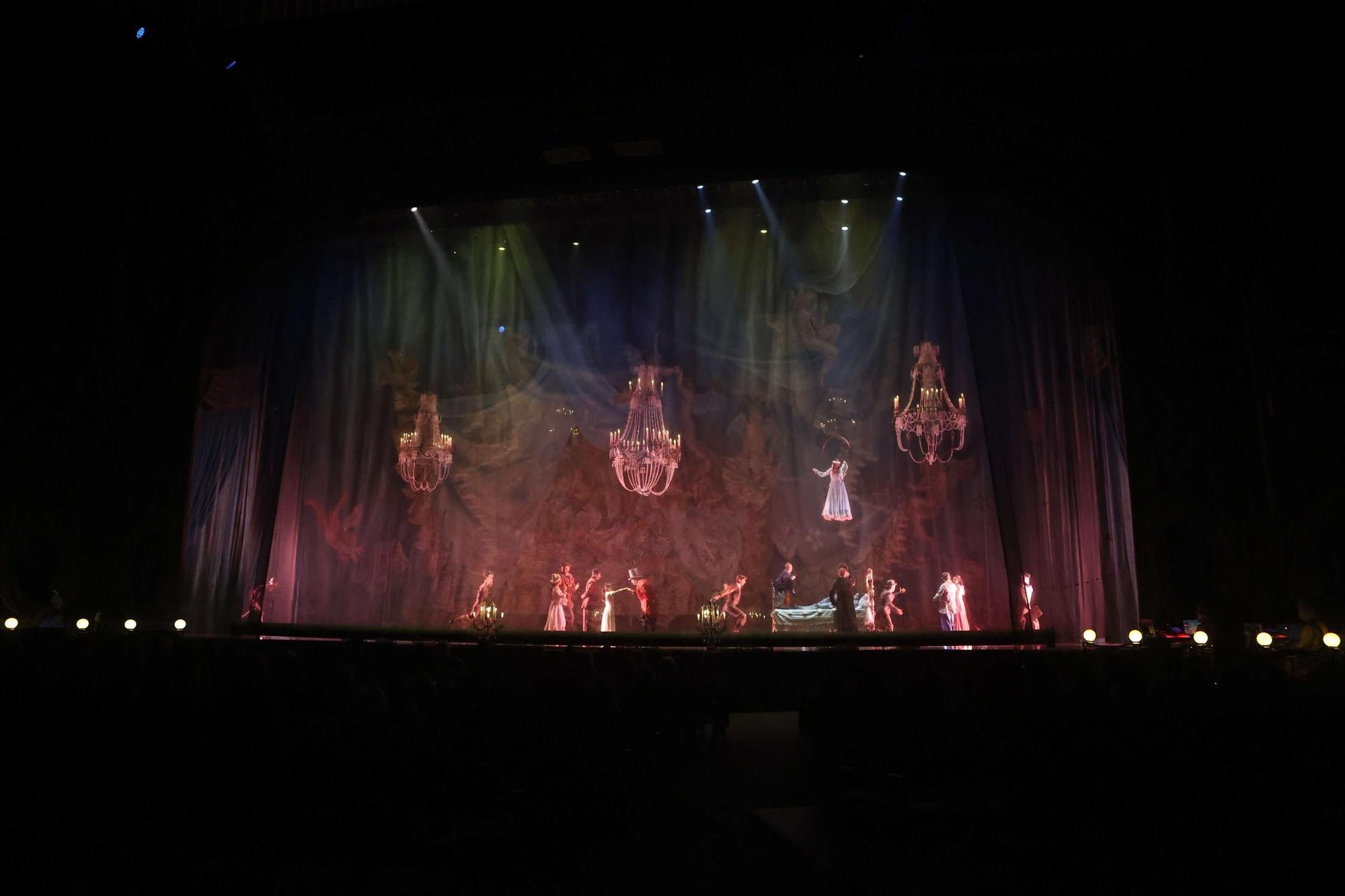 El público de A Coruña aplaude a los artistas del Circo del Sol con 'Corteo' en el Coliseum