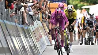 El Giro vive pendiente de la rodilla derecha de Ayuso
