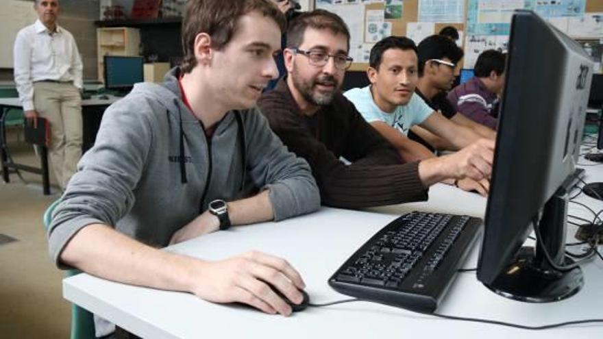 Alumnes de l&#039;institut La Garrotxa, d&#039;Olot, amb un professor durant el curs passat.