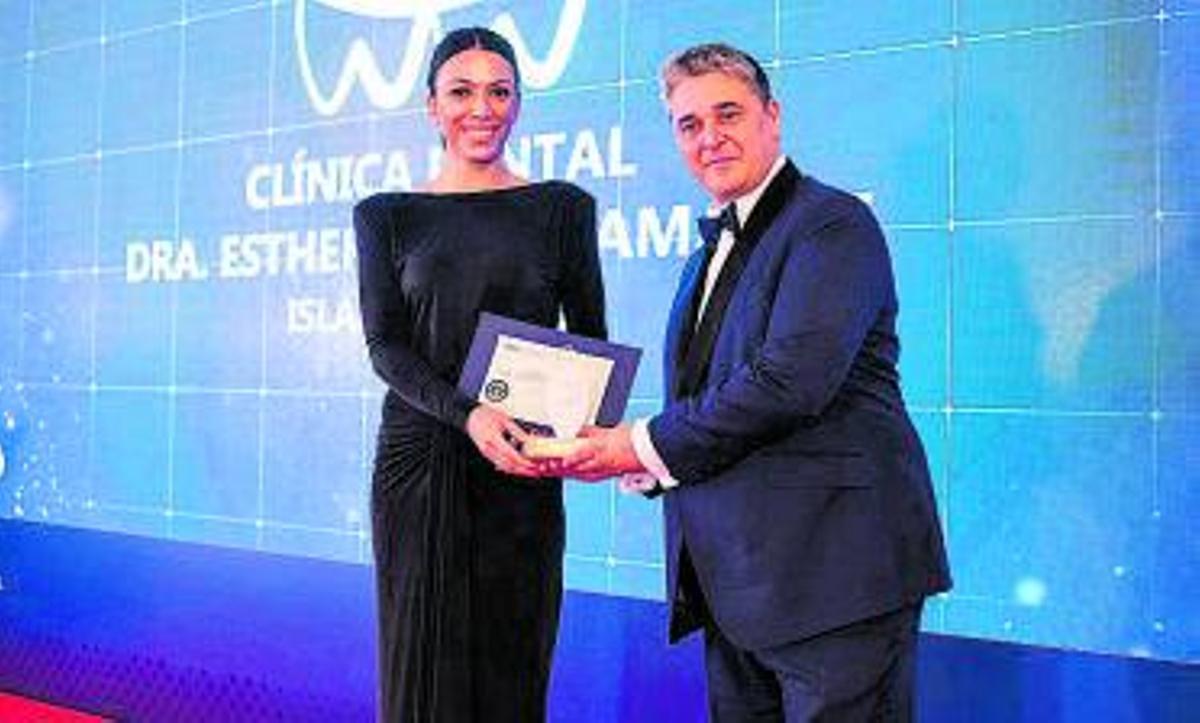 La doctora recoge el premio nacional de Odontología en salud bucodental.