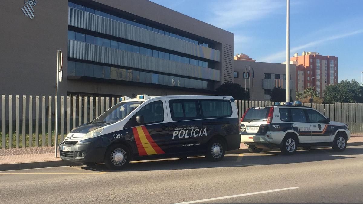 Coches de policía, frente a la Ciudad de la Justicia de Castellón.