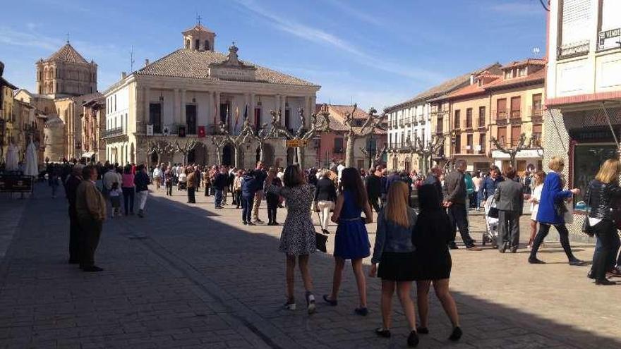 Personas jóvenes en el centro de la ciudad de Toro.