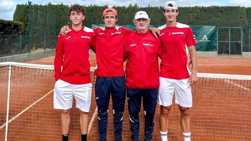 Sergio Fita, junto a sus compañeros Andrés Santamarta y Sergio Planella y un entrenador.