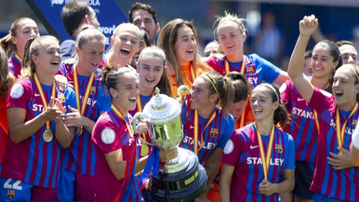 Las jugadoras del FC Barcelona levantando la Copa de la Reina