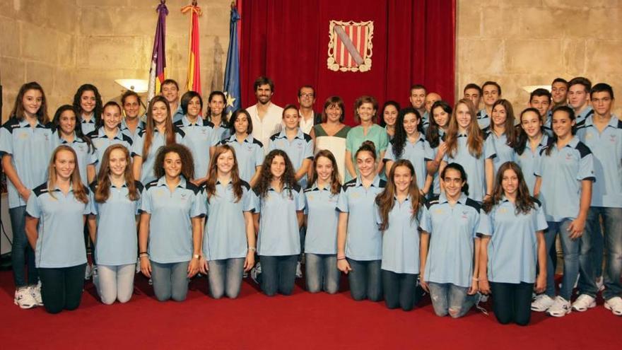 Los gimnastas del club Xelska, junto a la presidenta Francina Armengol, durante la recepción en el Consolat de Mar.