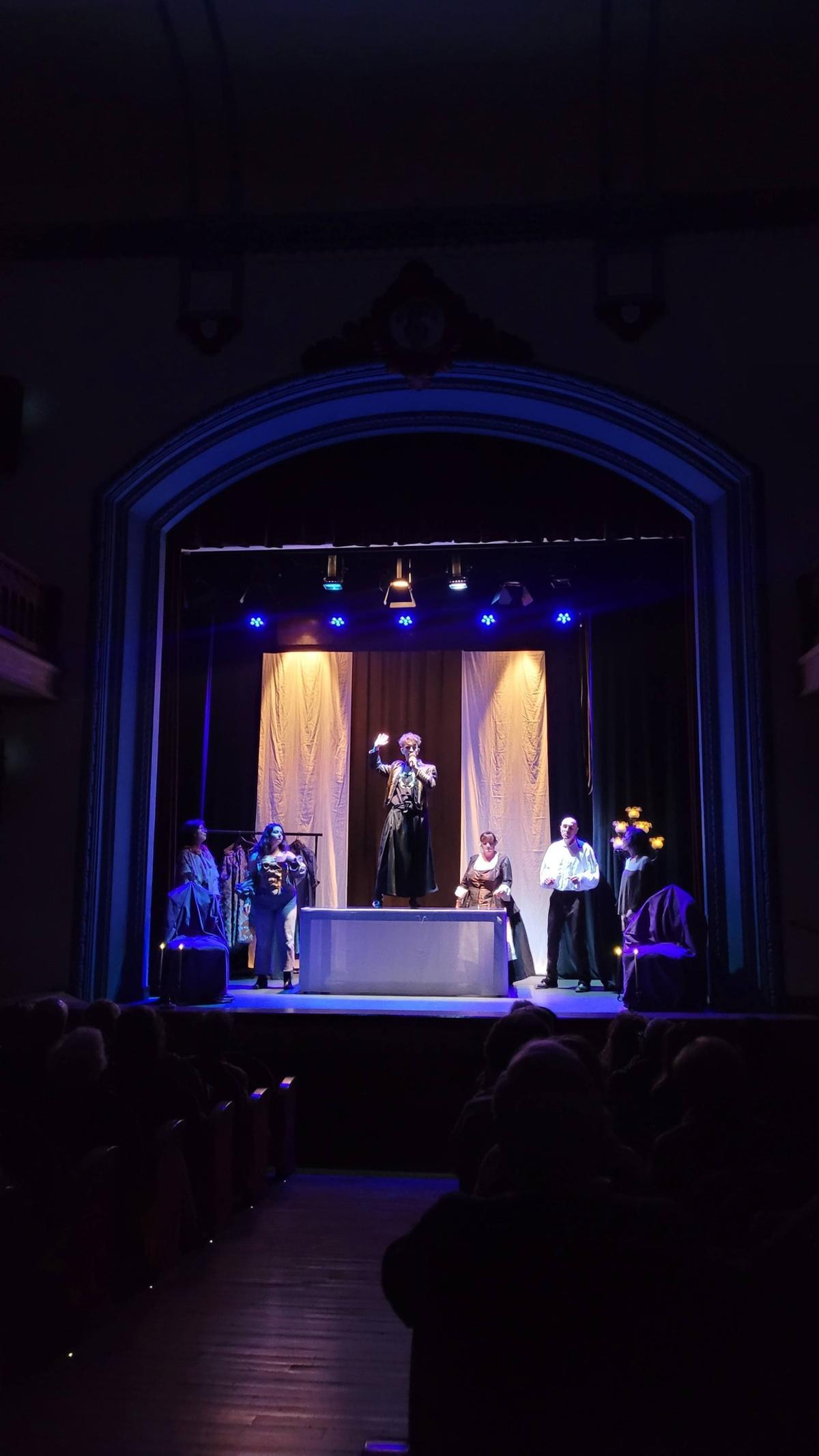 Un momento de la representación teatral de este lunes.