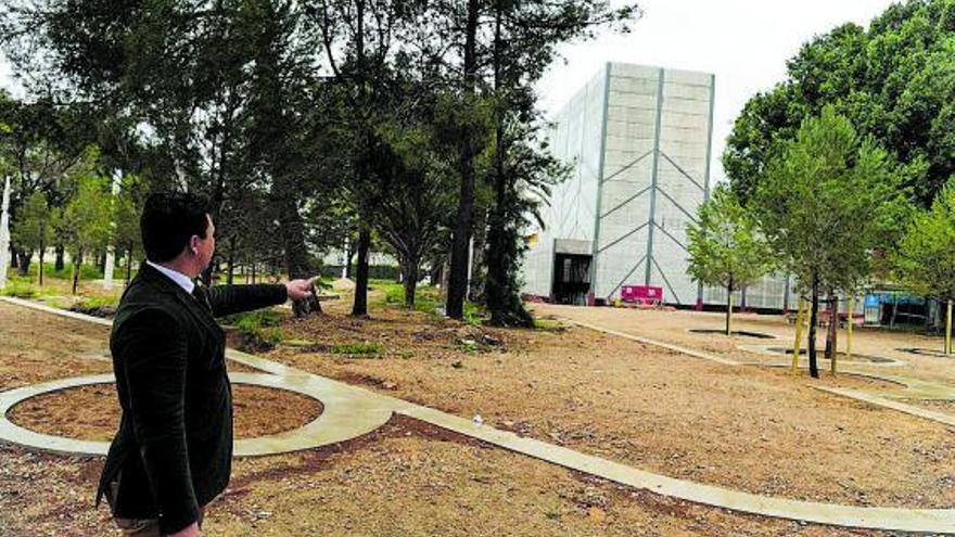 El alcalde de San Javier, José Miguel Luengo, observa las obras en el Parque Almansa. | IVÁN J. URQUÍZAR