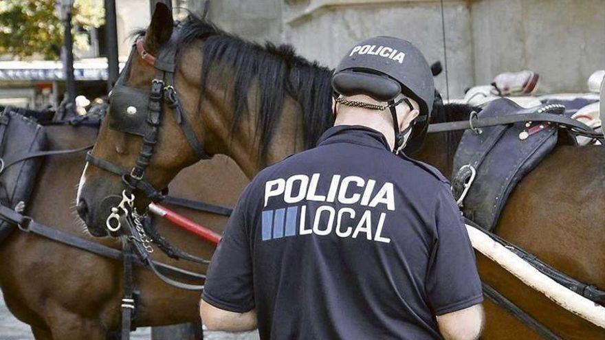 Un policía identifica al conductor de una calesa. / POLICÍA LOCAL / ARCHIVO