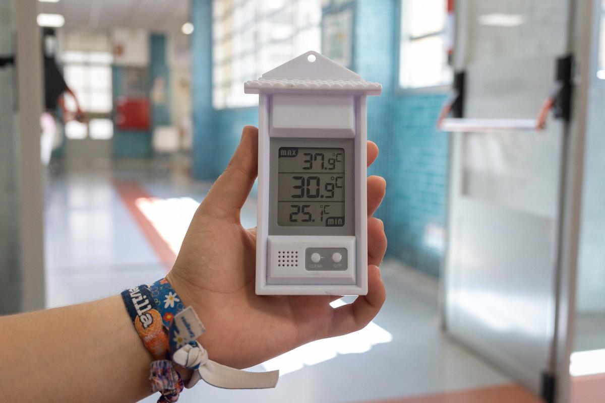 El termómetro roza los 31 grados en la sala de espera del centro de salud Torre Ramona, este jueves.