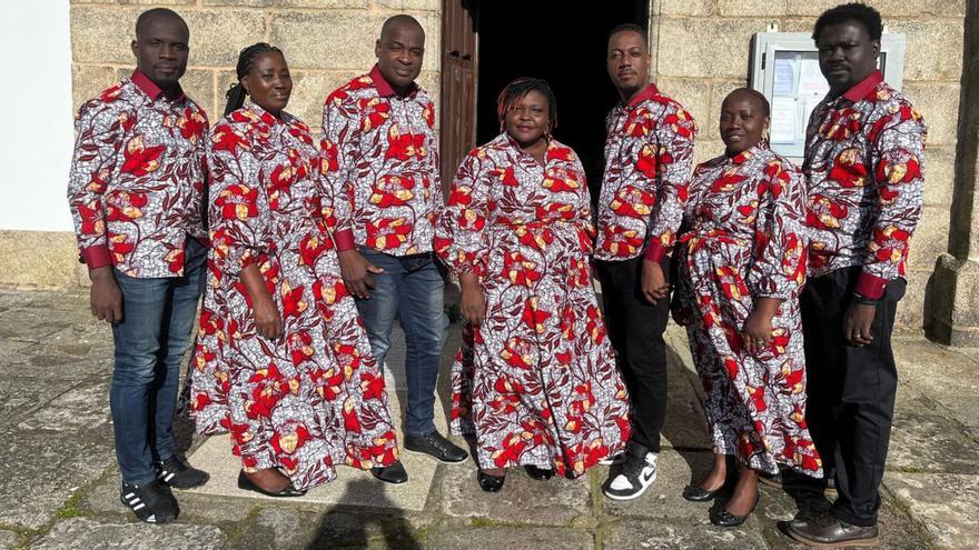 Integrantes del coro de Costa de Marfil que amenizará la Semana Santa en Cee / cedida