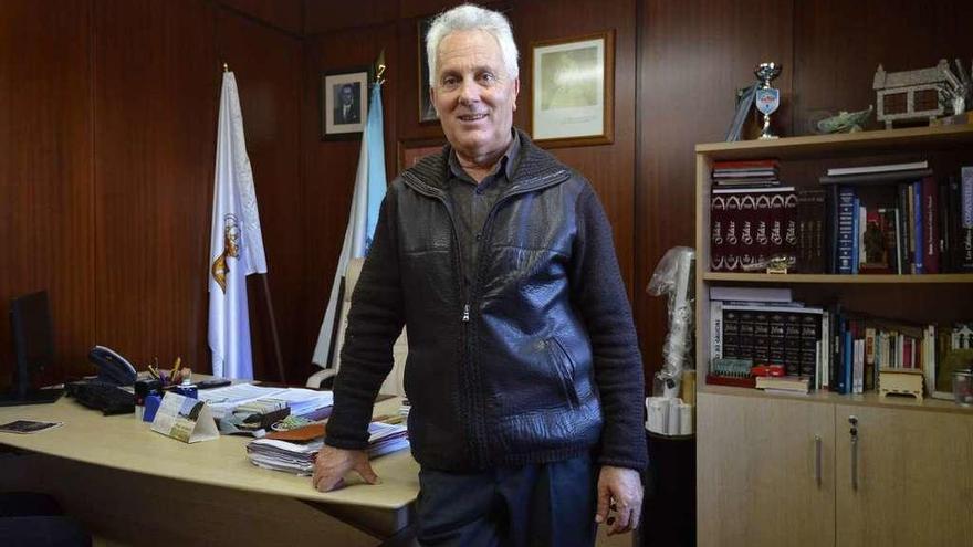 El alcalde de Poio, Luciano Sobral, en su despacho del Concello. // Gustavo Santos
