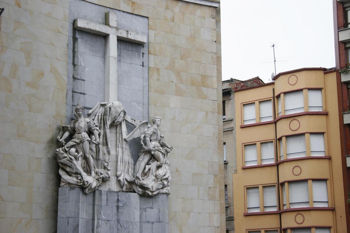 Vista del monumento en la fachada del colegio de la Inmaculada.