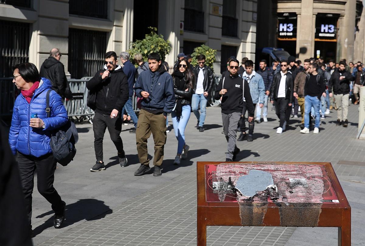 La placa colocada por el Ayuntamiento de Barcelona en el año 2019 ante la comisaría de Via Laietana, vandalizada
