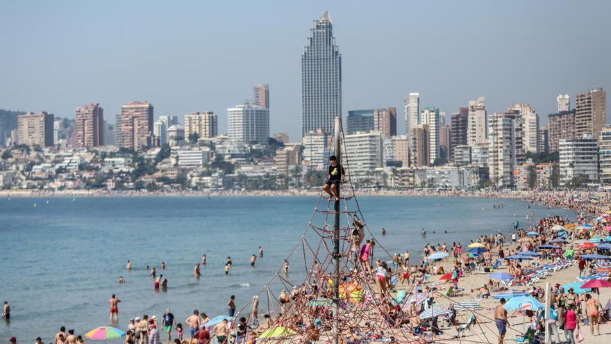 Imagen de la playa de Poniente de Benidorm