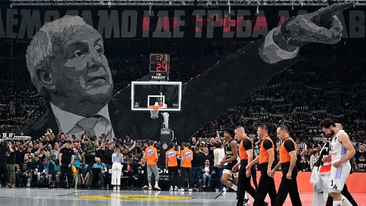 La afición del Partizan dedicó este mosaico a Obradovic