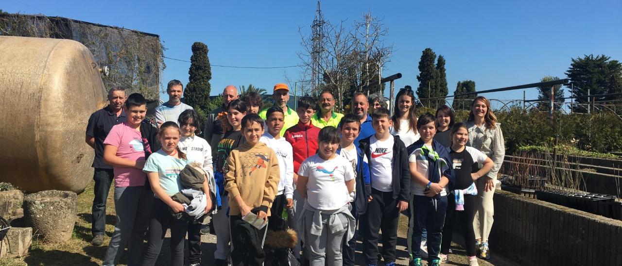 Foto de familia por el Día del árbol, ayer, en el vivero de La Lleda.